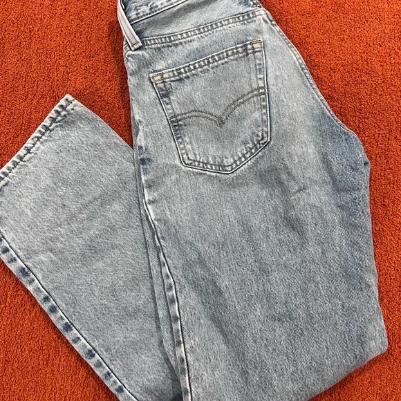 Women’s Levi’s Jeans - Picture 6 of 6
